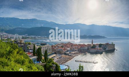 Budva old town mattina estate panorama, Montenegro. Le persone non sono riconoscibili. Foto Stock