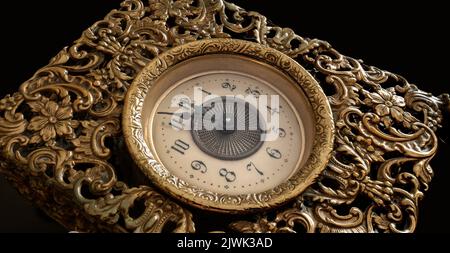 Vista orizzontale ravvicinata dell'antico orologio puntando il conto alla rovescia fino alla vigilia di mezzanotte. Utile per banner. Foto Stock