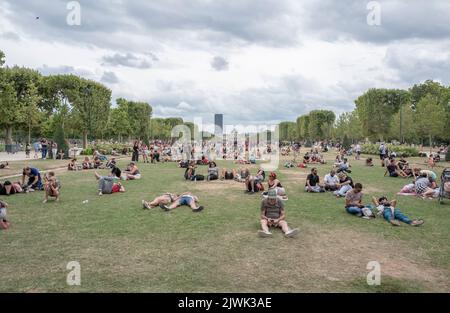 Parigi-Francia- 20th luglio 2019. Persone che passano onda di calore nella giornata più calda estate nel Parc du Champs de Mars. Foto Stock