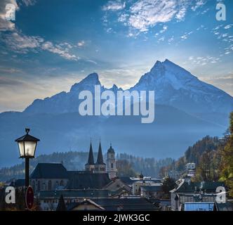 Autunno serata fazosa famosa prealps bavarese Berchtesgaden città e il monte Watzmann silhouette in contra light, Germania Foto Stock