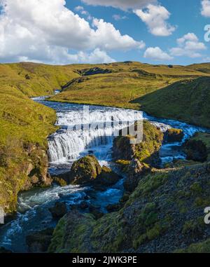 Pittoresca cascata Fostorfufoss vista autunno, sud-ovest Islanda. Foto Stock
