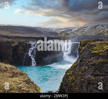 Pittoresca cascata Sigoldufoss vista autunno. Stagione che cambia nelle Highlands meridionali dell'Islanda. Foto Stock