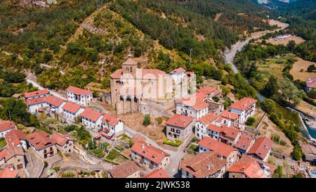 Veduta aerea del grazioso villaggio di Roncal nella valle di Roncal a Navarra, Spagna. Foto Stock