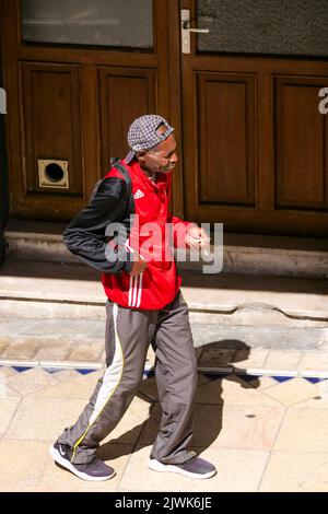 Ubriaco senza casa a piedi in strada, Vichy, Allier, AURA Regione, Francia centrale Foto Stock