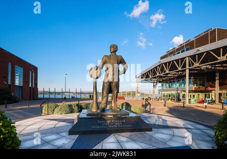 Statua di Samuel Cunard sul lungomare di Halifax, porto marittimo. Un magnate britannico canadese della spedizione che ha fuggito la rivoluzione americana per stabilirsi in Canada Foto Stock