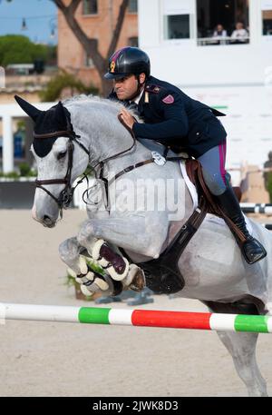 Uomo a cavallo e a saltare durante la competizione equestre dettaglio ravvicinata, Italia, 2-4 settembre 2022, Campionato di salto equestre Foto Stock