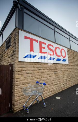 Un tram abbandonato fuori dal negozio Tesco Queensbury, Bradford, West Yorkshire, Regno Unito. Credit: Windmill Images/Alamy Foto Stock