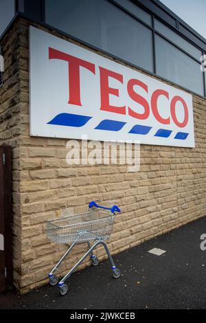 Un tram abbandonato fuori dal negozio Tesco Queensbury, Bradford, West Yorkshire, Regno Unito. Credit: Windmill Images/Alamy Foto Stock