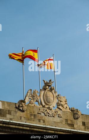 Vista delle bandiere di Barcellona, Catalogna e Spagna che sbattono nel vento sul tetto sopra il Consiglio comunale di Barcellona. Barcellona è un turista popolare Foto Stock