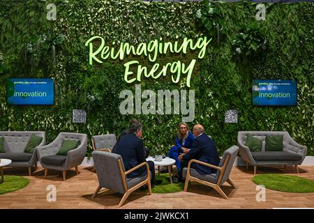 MILANO, ITALIA - 6 SETTEMBRE 2022: Rete di persone allo stand BP durante la fiera Gastech 2022 di Milano. I visitatori e le persone nella sala camminano attraverso gli espositori stand e stand espositivi. Foto Stock