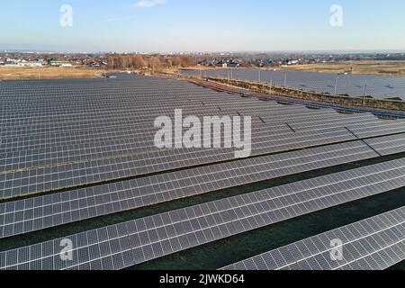 Vista aerea di una grande centrale elettrica sostenibile con file di pannelli solari fotovoltaici per la produzione di energia elettrica ecologica pulita Foto Stock