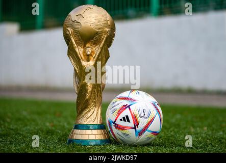 3 settembre 2022, Doha, Qatar. Coppa del mondo FIFA e palla ufficiale Adidas al Rihla sul prato verde dello stadio. Foto Stock