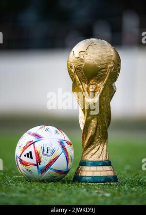 3 settembre 2022, Doha, Qatar. Coppa del mondo FIFA e palla ufficiale Adidas al Rihla sul prato verde dello stadio. Foto Stock