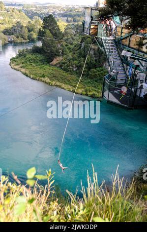 Un ponticello di bungy collegato con un cavo elastico, tuffa 47 metri sotto nel fiume di Waikato (il più lungo della Nuova Zelanda) dal nuovo Hanger di scogliera di Taupo Foto Stock