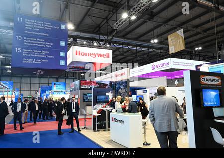 MILANO, ITALIA - 6 SETTEMBRE 2022: Stand durante la fiera Gastech 2022 a Milano. I visitatori e le persone nella sala camminano attraverso gli espositori stand e stand espositivi. Foto Stock