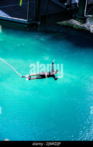 Un ponticello di bungy collegato con un cavo elastico, tuffa 47 metri sotto nel fiume di Waikato (il più lungo della Nuova Zelanda) dal nuovo Hanger di scogliera di Taupo Foto Stock