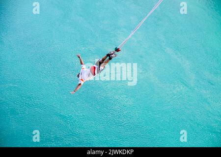 Un ponticello di bungy collegato con un cavo elastico, tuffa 47 metri sotto nel fiume di Waikato (il più lungo della Nuova Zelanda) dal nuovo Hanger di scogliera di Taupo Foto Stock