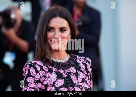 Venezia, Italia. 04 settembre 2022, Penelope Cruz partecipa al tappeto rosso 'l'Immensità' al 79th° Festival Internazionale del Cinema di Venezia, il 04 settembre 2022 a Venezia. Foto: Paolo Cotello/imageSPACE/MediaPunch Foto Stock