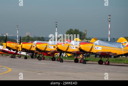 30 agosto 2019, regione di Mosca, Russia. Velivoli sportivi e di addestramento Yak-52 e Yak-54 del gruppo aerobatico "First Flight" sulla pista dell'airf Foto Stock