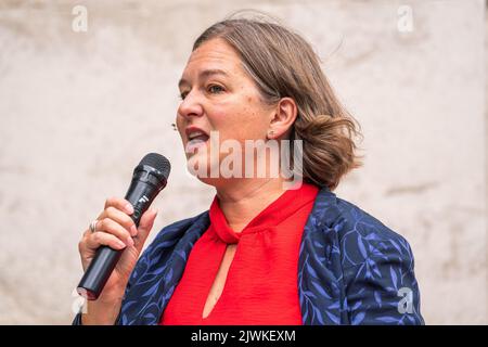 Londra Regno Unito. 6 settembre 2022. Fleur Anderson Labour, MP per Islington North partecipa a un rally al College Green Westminster organizzato dal sindacato Unite per salvare le linee di autobus di Londra come almeno 250 autobus e 16 rotte potrebbero essere assedati, sotto controverso Transport for London (TfL) piani Credit amer Ghazzal/Alamy Live News Foto Stock