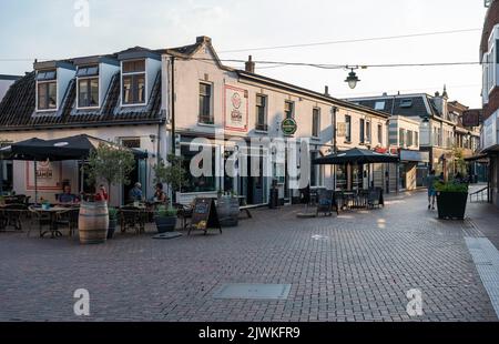 Hilversum, Olanda del Nord, Paesi Bassi, 07 21 2022 - persone che camminano e guidano la bicicletta nel centro della città Foto Stock