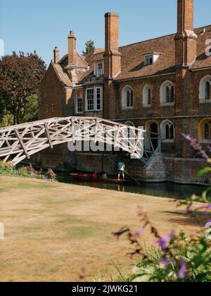 Il Mathematical Bridge un ponte pedonale in legno unico sul fiume Cam al Queens College di Cambridge Cambridgeshire Inghilterra UK Foto Stock