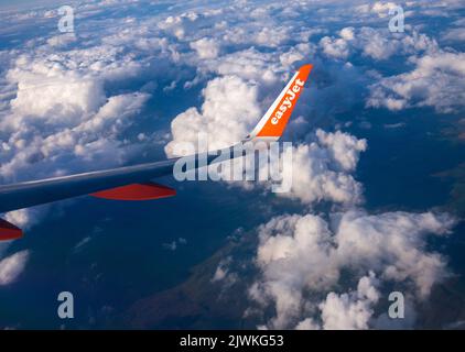 EasyJet Airbus A320 visto dal retro della cabina passeggeri mentre l'aeromobile è in volo Foto Stock