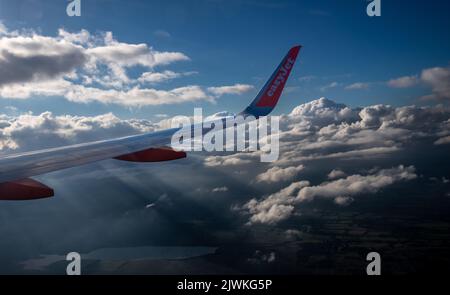 EasyJet Airbus A320 visto dal retro della cabina passeggeri mentre l'aeromobile è in volo Foto Stock