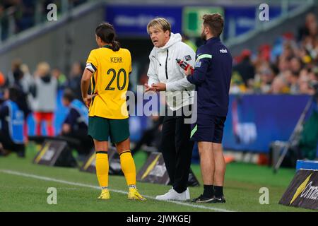 Sydney, Australia. 06th Set, 2022. Tony Gustavsson Coach of Matildas dà istruzioni a Sam Kerr di Matildas durante la partita amichevole delle donne tra Combank Matildas (Australia Women) e Canada Women allo stadio Allianz di Sydney, Australia, il 6 settembre 2022. Foto di Peter Dovgan. Solo per uso editoriale, licenza richiesta per uso commerciale. Non è utilizzabile nelle scommesse, nei giochi o nelle pubblicazioni di un singolo club/campionato/giocatore. Credit: UK Sports Pics Ltd/Alamy Live News Foto Stock