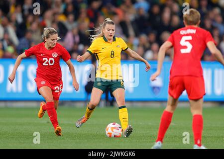 Sydney, Australia. 06th Set, 2022. Charlotte Grant of Matildas passa la palla durante la partita amichevole delle donne tra CommBank Matildas (Australia Women) e Canada Women allo stadio Allianz di Sydney, Australia, il 6 settembre 2022. Foto di Peter Dovgan. Solo per uso editoriale, licenza richiesta per uso commerciale. Non è utilizzabile nelle scommesse, nei giochi o nelle pubblicazioni di un singolo club/campionato/giocatore. Credit: UK Sports Pics Ltd/Alamy Live News Foto Stock