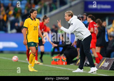 Sydney, Australia. 06th Set, 2022. Tony Gustavsson Coach of Matildas dà istruzioni a Sam Kerr di Matildas durante la partita amichevole delle donne tra Combank Matildas (Australia Women) e Canada Women allo stadio Allianz di Sydney, Australia, il 6 settembre 2022. Foto di Peter Dovgan. Solo per uso editoriale, licenza richiesta per uso commerciale. Non è utilizzabile nelle scommesse, nei giochi o nelle pubblicazioni di un singolo club/campionato/giocatore. Credit: UK Sports Pics Ltd/Alamy Live News Foto Stock