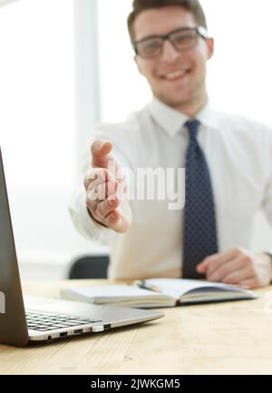 Imprenditore che si estende la mano per agitare Foto Stock