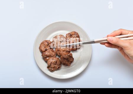 Un piatto di deliziosa purè di carne marinata su un piatto Foto Stock