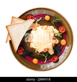 Porzione di uova benedict con salmone e salsa Foto Stock