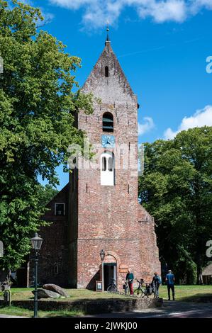 Norg, Drenthe, Paesi Bassi, 07 20 2022 - Torre della locale chiesa calvinista Margaretha Foto Stock