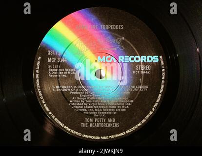Foto primo piano di un'etichetta centrale su una stampa originale del 1979 di un disco in vinile Damn the siluri Tom Petty and the Heartbreakers Foto Stock