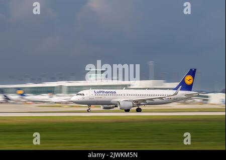 Monaco di Baviera, Germania - Agosto 26. 2022 : Lufthansa Airbus A320-214 con la registrazione D-AIWB inizia sulla pista sud 26L del Muni Foto Stock