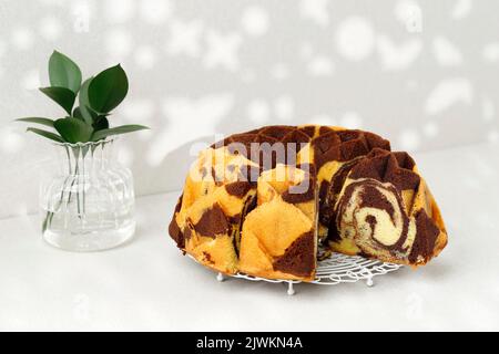 Tradizionale torta di marmo fatta in casa. Torta di marmo a fette su rack in filo bianco, spazio copia Foto Stock