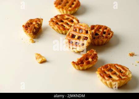 Ananas Pie o Nastar Keranjang, popolare come ananas Tart. Croci di torta con confettura di ananas all'interno e sormontato con torta di lattice. Popolare per Hari Raya Leba Foto Stock