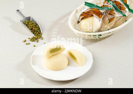 Bakpia Kukus Kacang Hijau, Bakpia Mung Bean al vapore. I souvenir di Yogya sono come torte al vapore riempite con vari ripieni. Foto Stock