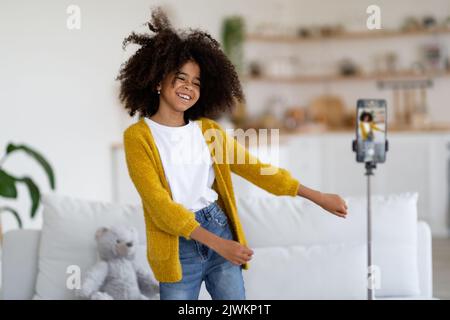 Carina ragazza afro-americana pre registrazione video durante la danza Foto Stock