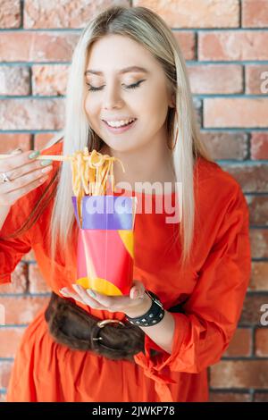 alimentazione dei millennial consegna di cibo moderno per il pranzo Foto Stock