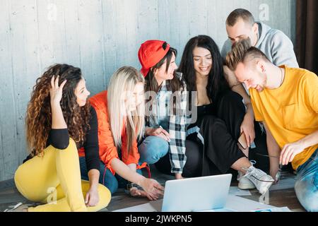 lavorare insieme al team aziendale per analizzare la strategia Foto Stock