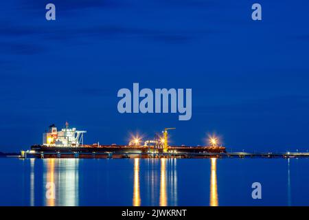 Petroliera greggio Landbridge prosperità al molo di scarico NWO nella Jade Bay, con una lunghezza di 333m m è una delle più grandi petroliere Foto Stock