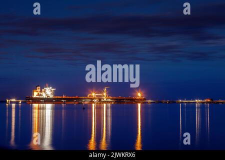 Petroliera greggio Landbridge prosperità al molo di scarico NWO nella Jade Bay, con una lunghezza di 333m m è una delle più grandi petroliere Foto Stock