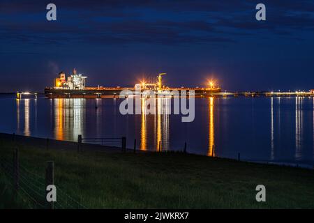 Petroliera greggio Landbridge prosperità al molo di scarico NWO nella Jade Bay, con una lunghezza di 333m m è una delle più grandi petroliere Foto Stock