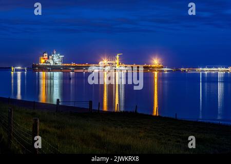 Petroliera greggio Landbridge prosperità al molo di scarico NWO nella Jade Bay, con una lunghezza di 333m m è una delle più grandi petroliere Foto Stock