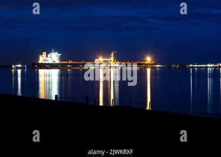 Petroliera greggio Landbridge prosperità al molo di scarico NWO nella Jade Bay, con una lunghezza di 333m m è una delle più grandi petroliere Foto Stock