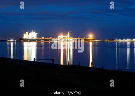 Petroliera greggio Landbridge prosperità al molo di scarico NWO nella Jade Bay, con una lunghezza di 333m m è una delle più grandi petroliere Foto Stock