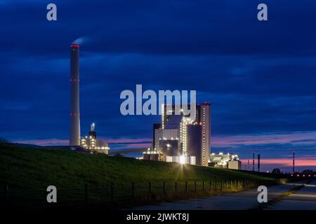 Onyx Kraftwerk Wilhelmshaven GmbH & Co. KG, centrale elettrica a carbone dietro la diga di Jadebusen Foto Stock